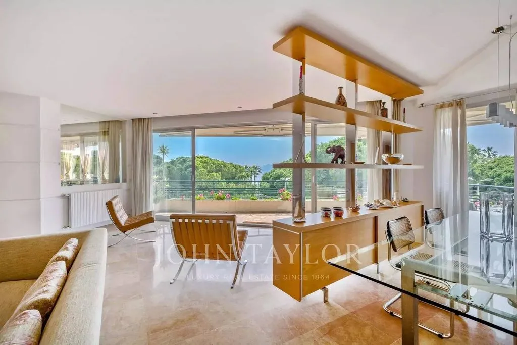 Salle à manger - Appartement Luxueux avec Vue Mer sur la Croisette à Cannes