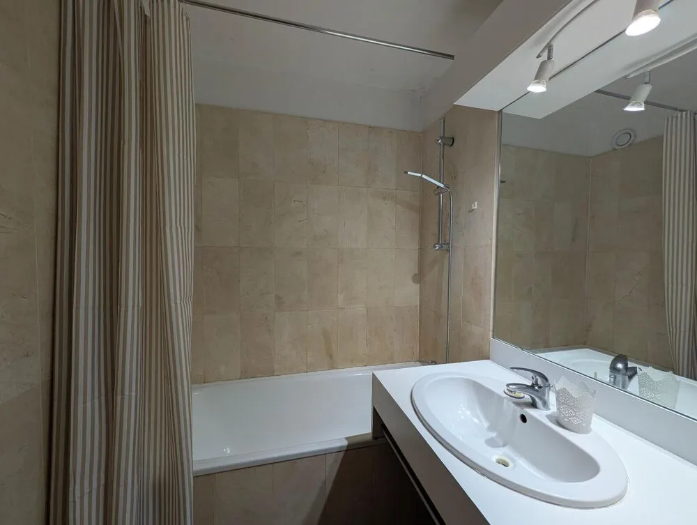 Salles de bain - Appartement Meublé avec Balcon à Saint-Aubin
