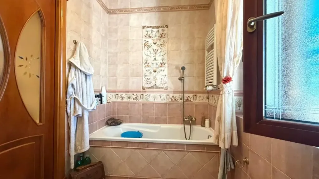 Salles de bain - Apartment with Balconies in Central Naples