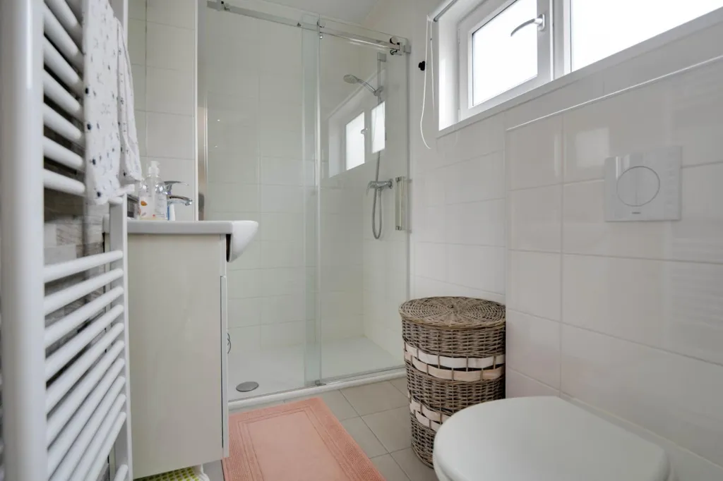 Salles de bain - Bungalow with Garden in Ouddorp