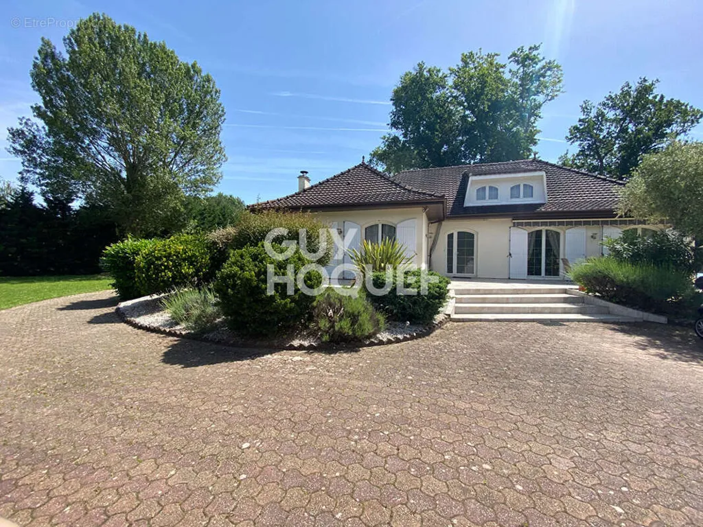 Exterior - Spacious House with Pool near Libourne