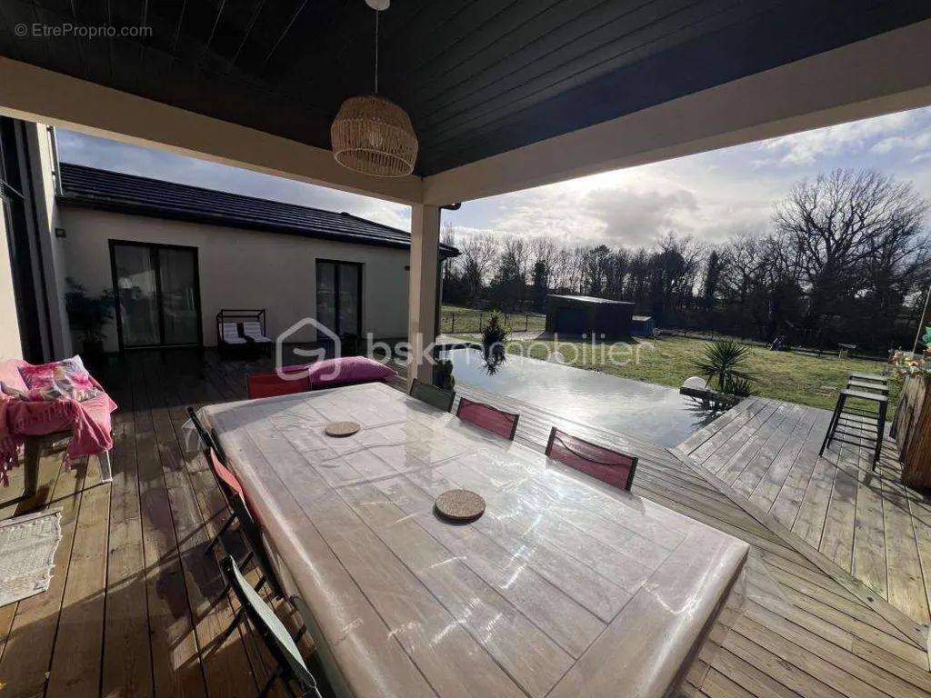 Terrasse - Maison Contemporaine avec Piscine près de Coutras