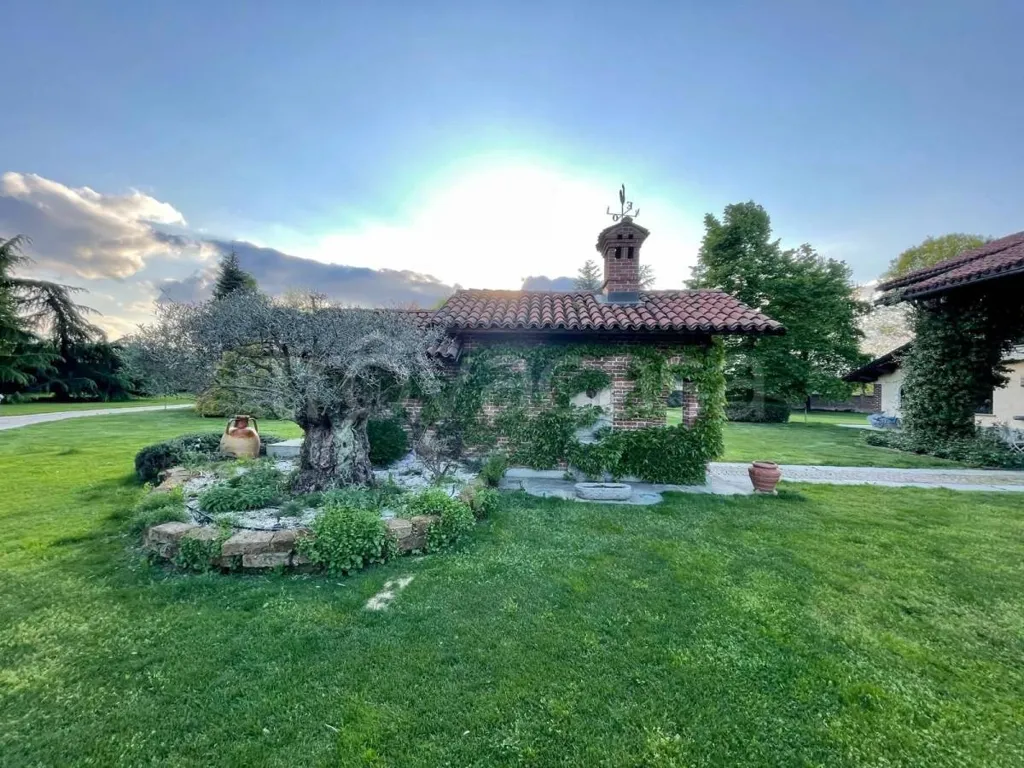 Aed - Historic Villa with Unique Fountain in Cuneo