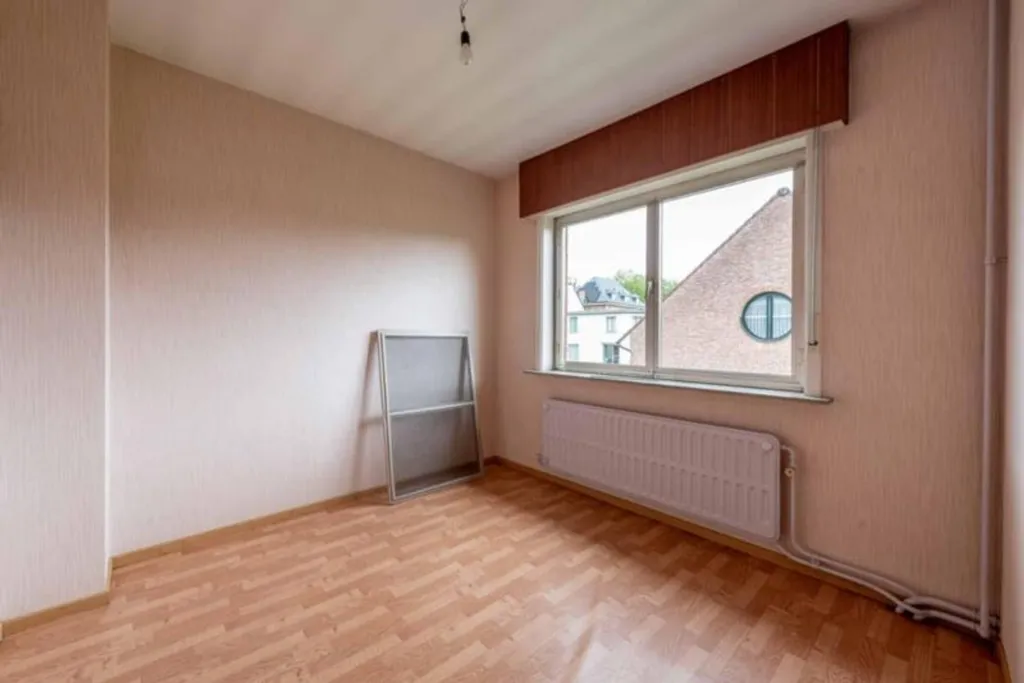 House to Renovate in Weerde Centre