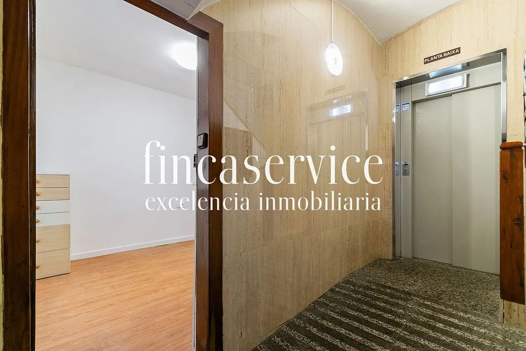 Esik - Flat with Two Accesses in Sants, Barcelona