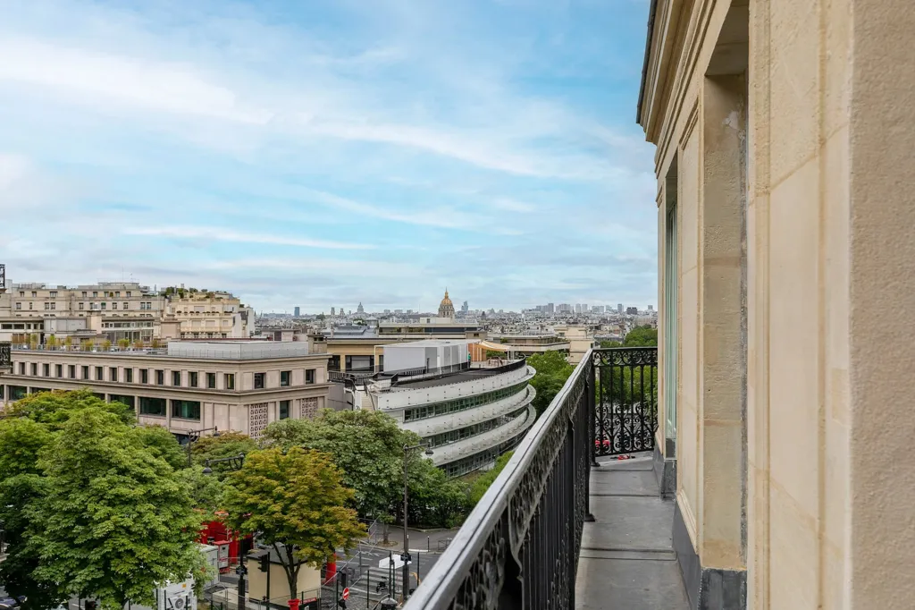 Balcon - Appartement Rénové avec Vue sur la Tour Eiffel à Paris 16e