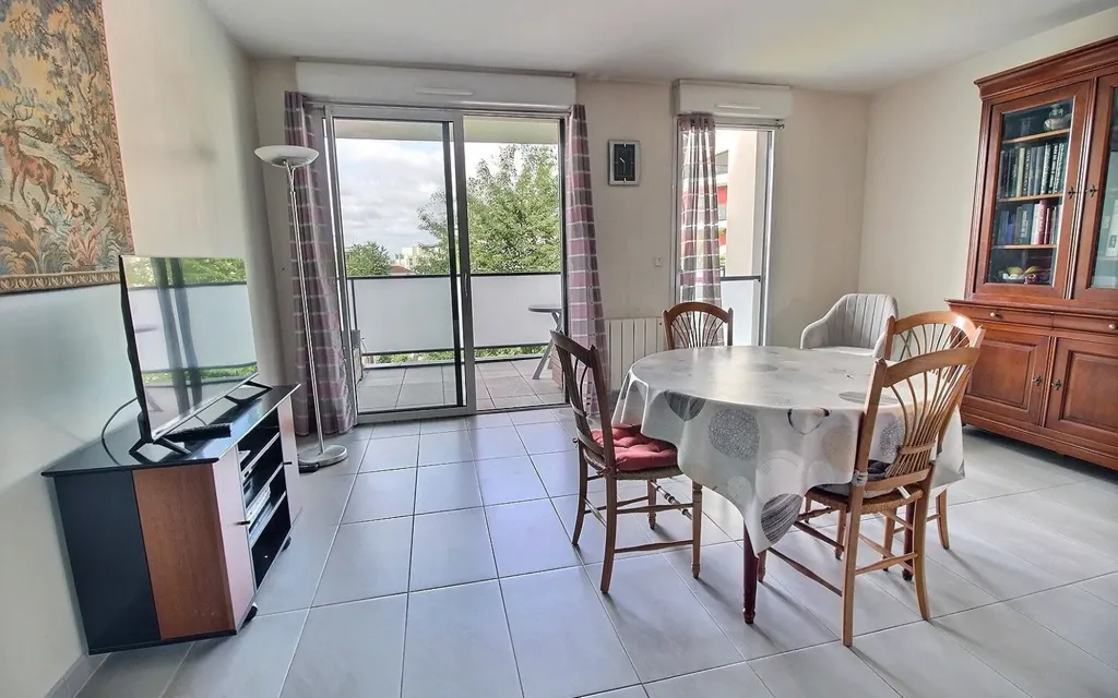 Söögituba - Traversant Apartment with Terrace in Savigny-sur-Orge