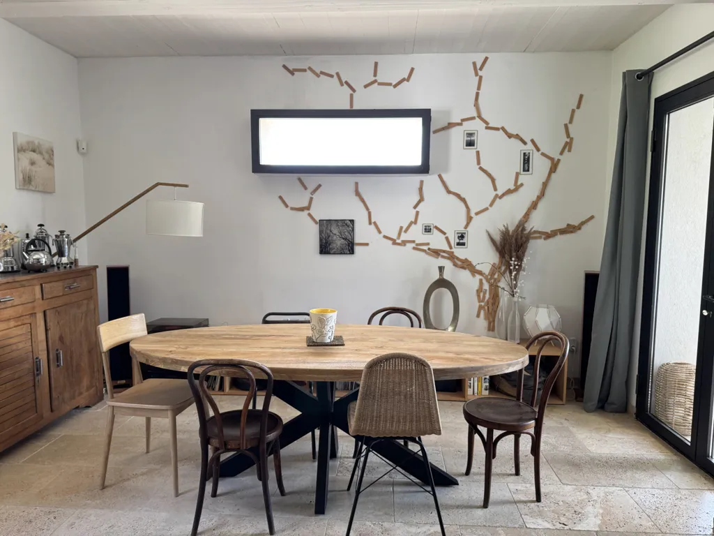 Salle à manger - Maison Rénovée avec Piscine dans un Environnement Calme