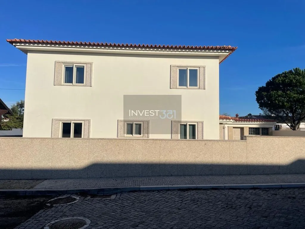 Exterior - Single-Story Villa with Terrace in Porto