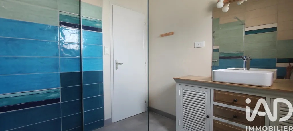 Salles de bain - Maison Moderne avec Terrasse à Cherveux