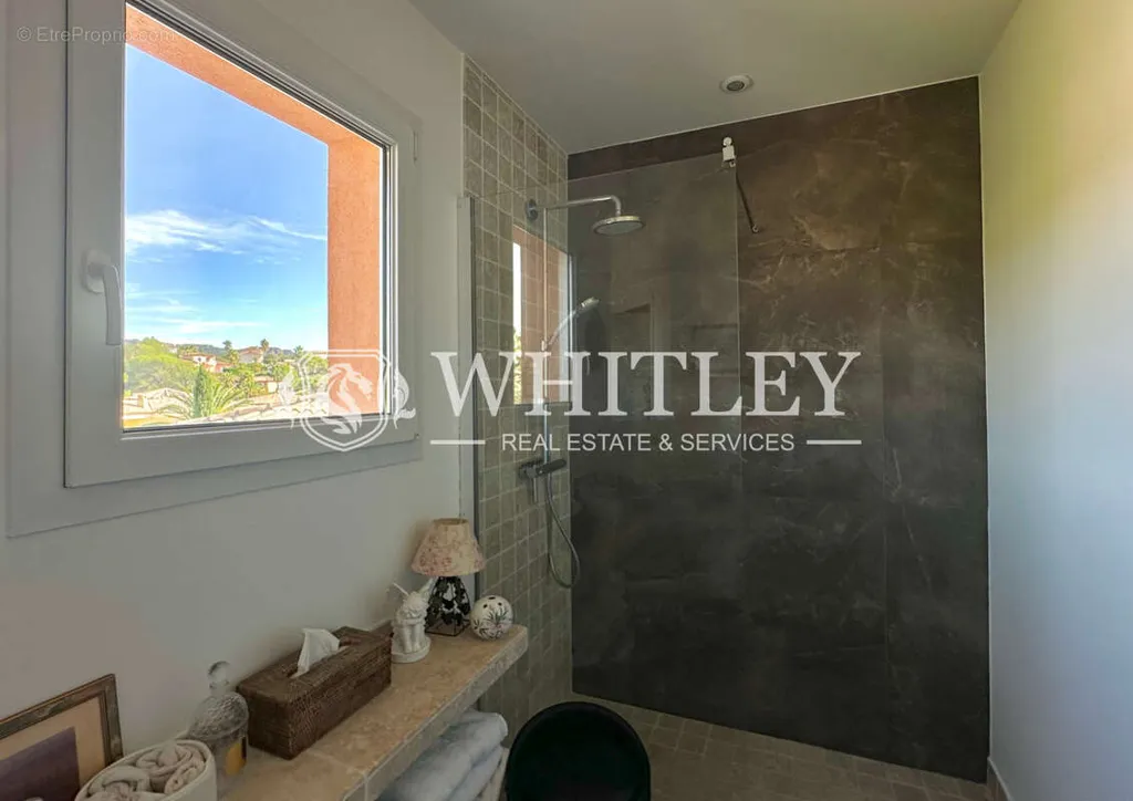 Bathrooms - Luxury Villa with Pool in Saint-Raphaël