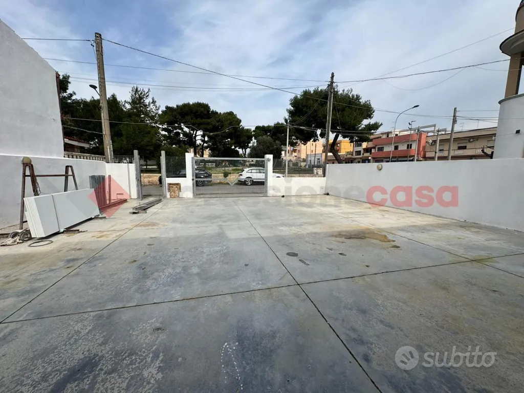 Versatile Workshop with Outdoor Space in Pulsano