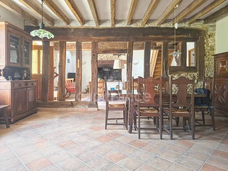 Salle à manger - Propriété Charmante avec Jardin à Saint-Célerin