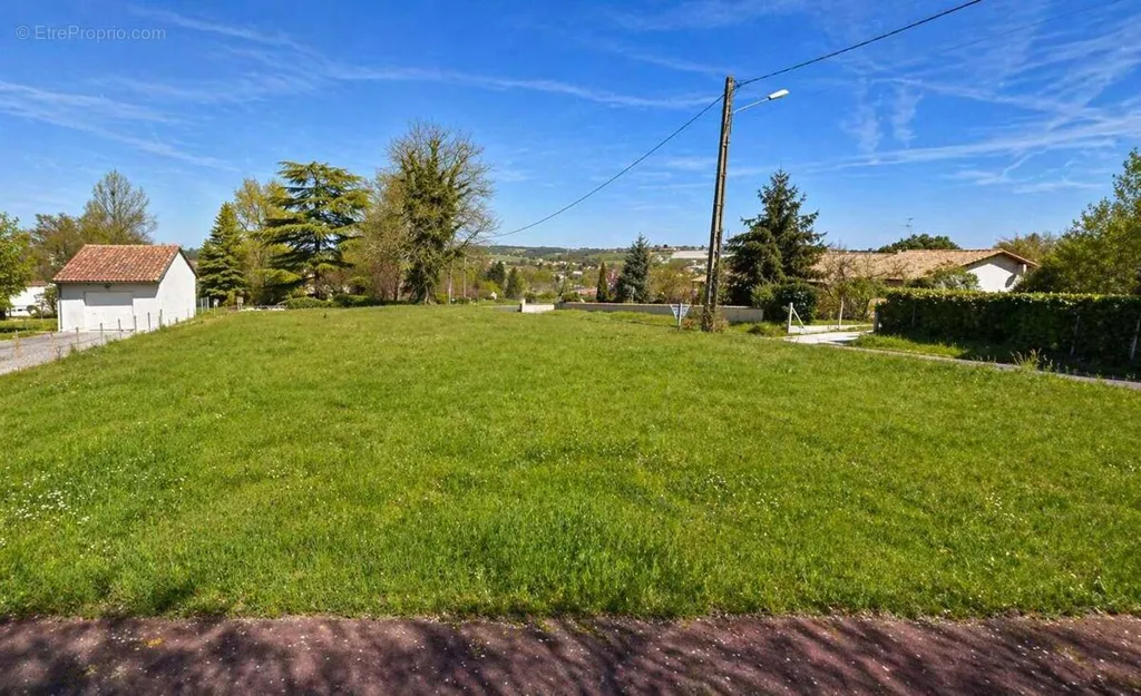 Aed - Viabilised Plot with Centre Proximity in Riberac