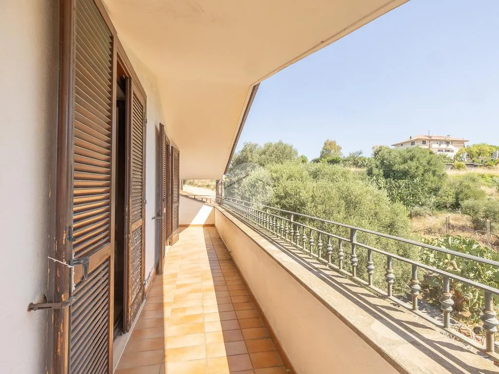 Balcon - Versatile Villa with Olive Grove in Guidonia Montecelio