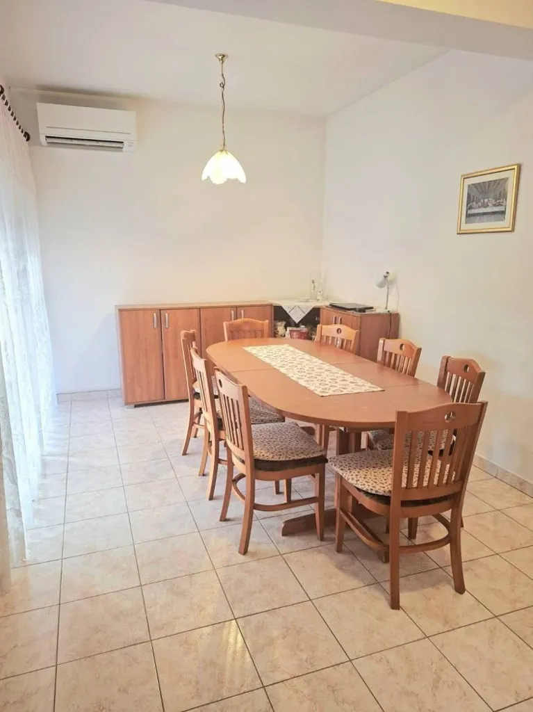 Söögituba - Spacious 4-Bedroom Apartment with Terrace in Pula