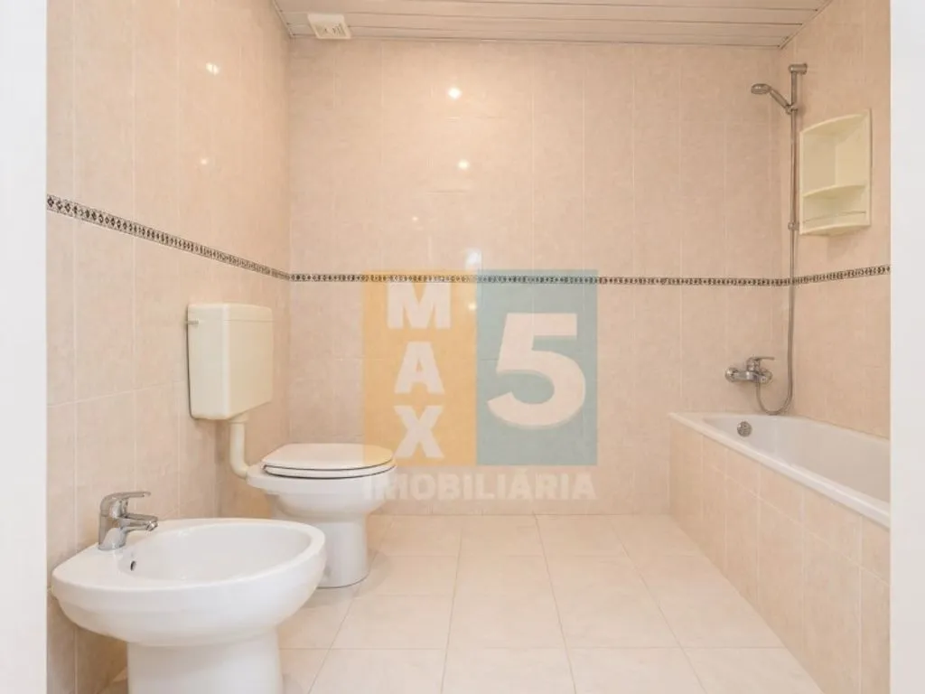 Vannitoad - Luxury Duplex Flat with Garage in Odivelas
