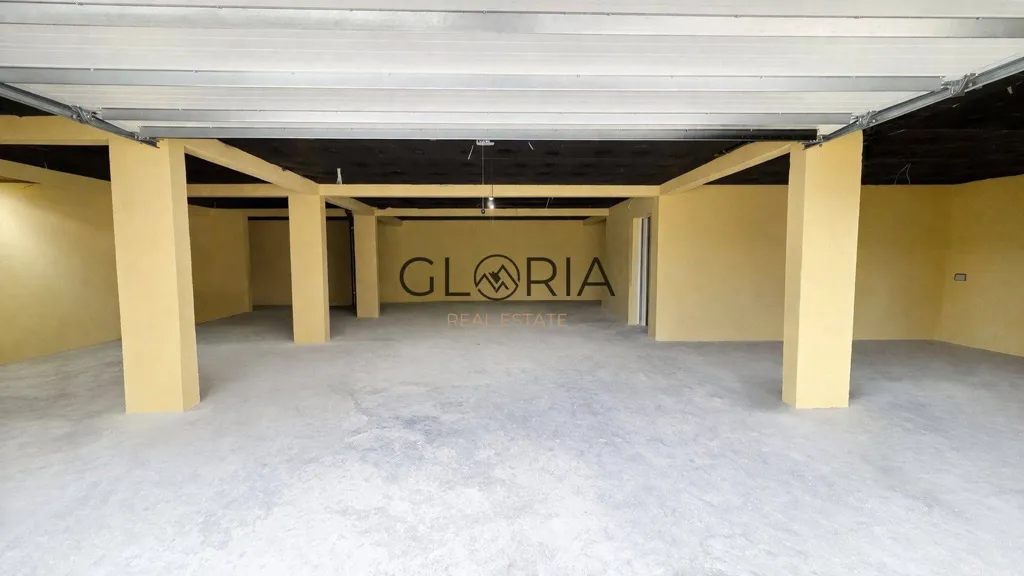 Garage - 2-Bedroom Apartment with Panoramic View in Podstrana