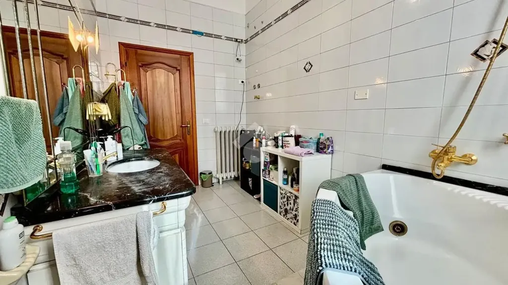 Salles de bain - Period Apartment with Balcony in Florence