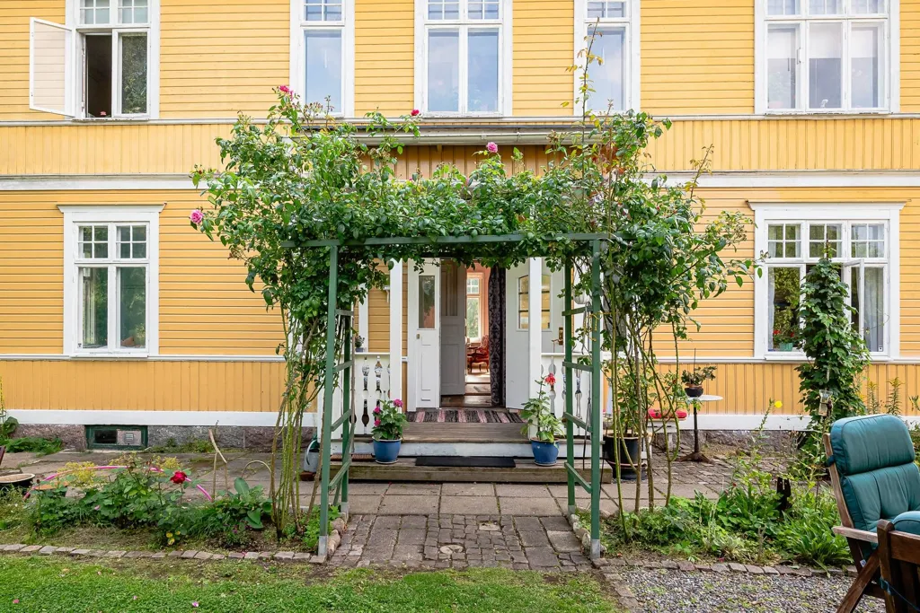 Aed - Victorian Villa with Multiple Units in Malmköping