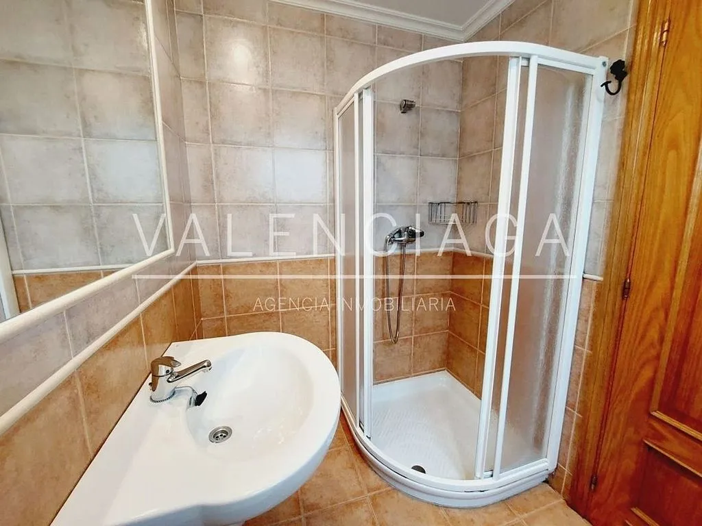 Salles de bain - Modern Apartment with Terrace in City Centre