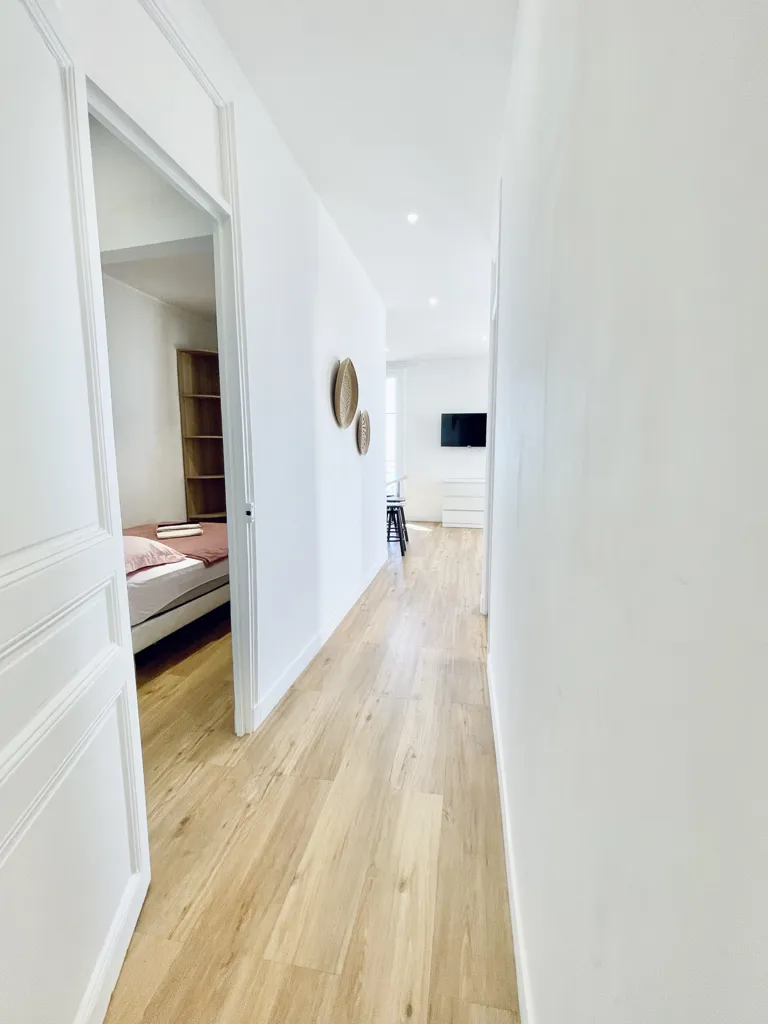 Esik - 3-Bed Apartment with 180° Sea View in Nice