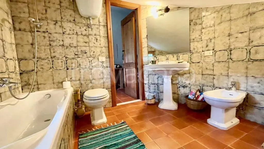 Salles de bain - Modern Villa with South-West View in Orvinio
