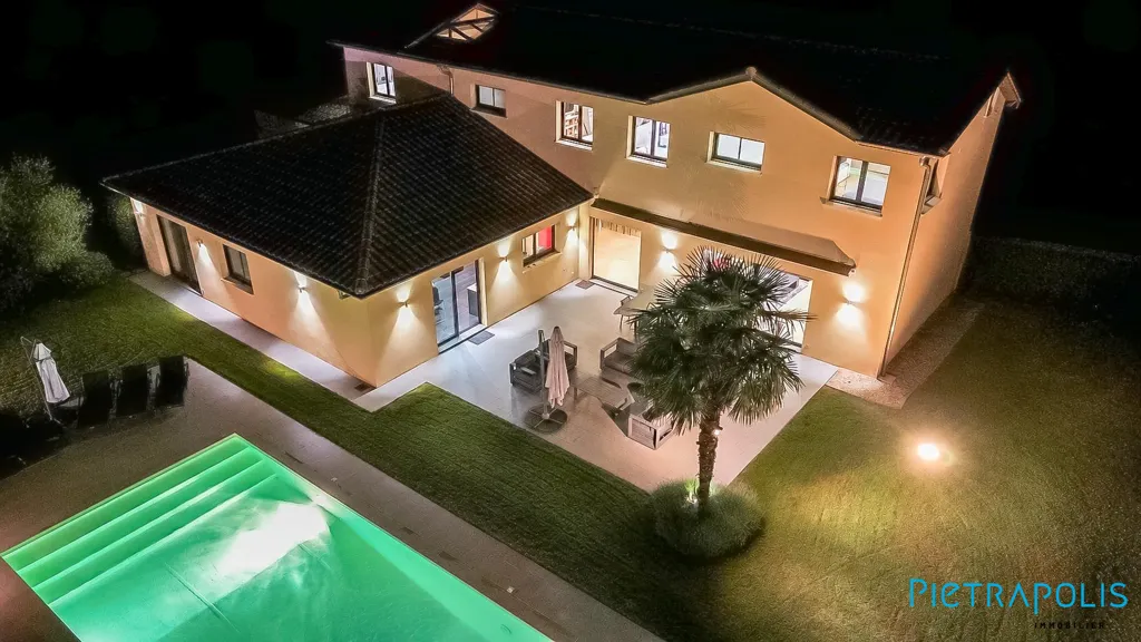Vue aérienne - Propriété Contemporaine avec Piscine à Écully