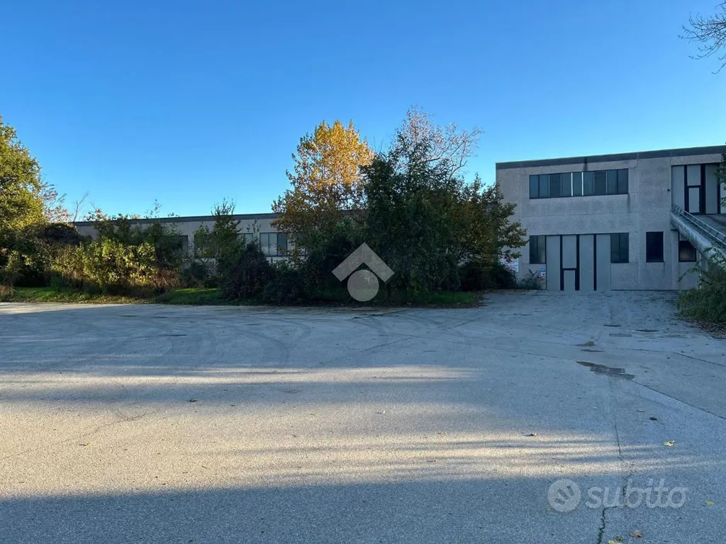 Warehouse with Ramp in Cellatica Industrial Zone