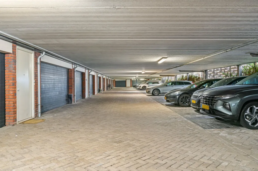 Garage - Apartment with Panoramic View in Woerden