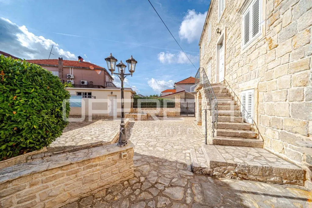 Aed - Traditional Stone House with Garden in Blato