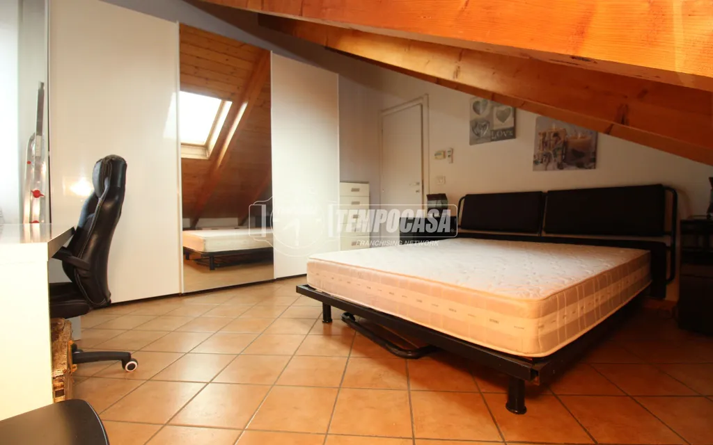 Camere da letto - Rear-Facing Mansard Flat with Balcony in Turin