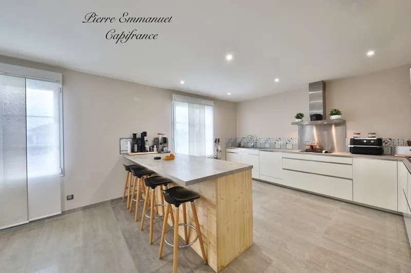 Cuisine - Villa Contemporaine avec Piscine à Saint-Ambreuil