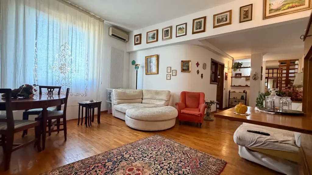 Soggiorno - Appartamento con terrazza e mansarda a Firenze