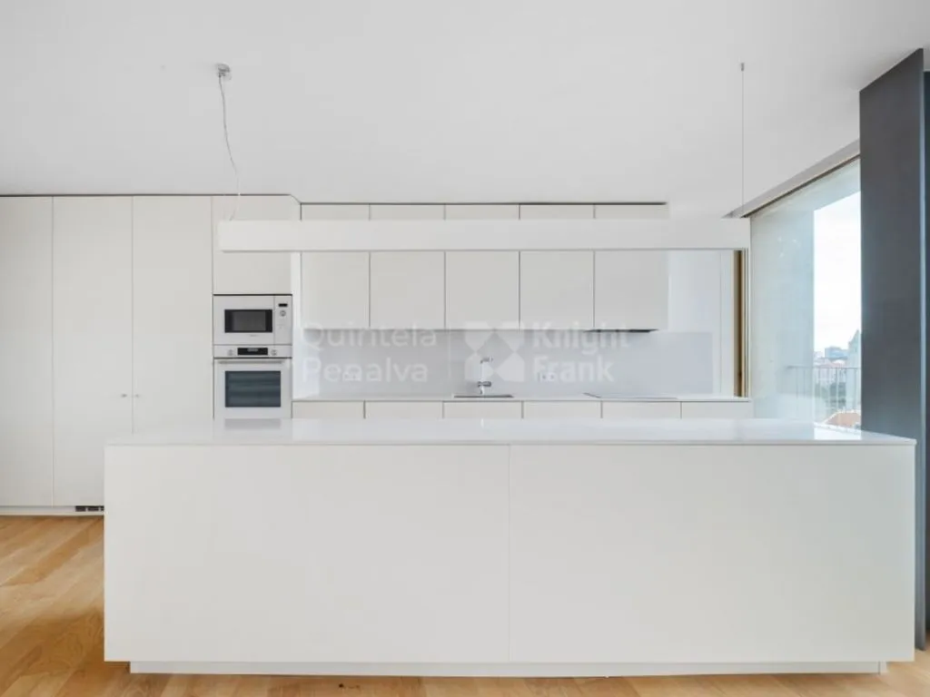 Cuisine - Luxury Apartment with Golden Frames in Lisbon
