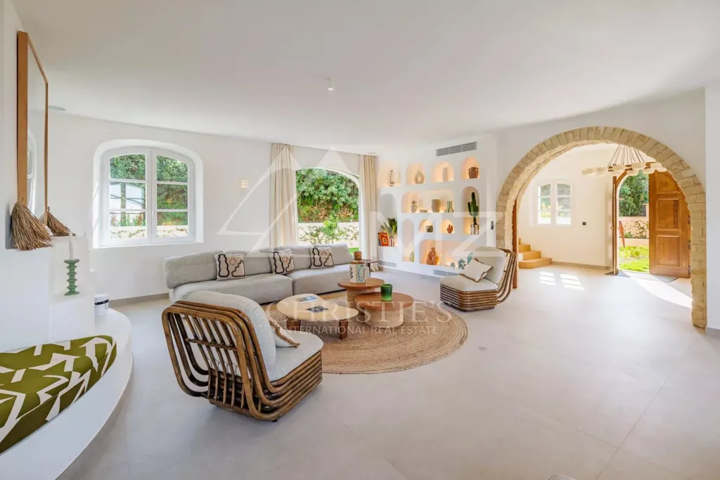 Séjour - Villa Rénovée avec Piscine au Centre de Saint-Tropez