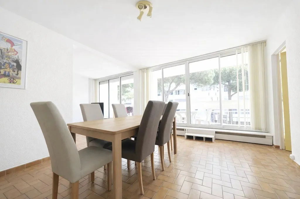 Salle à manger - Appartement Traversant avec Balcon au Centre de La Grande-Motte