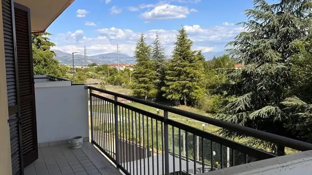 Rõdu - Twin-Storey Apartment with Balcony in Avezzano