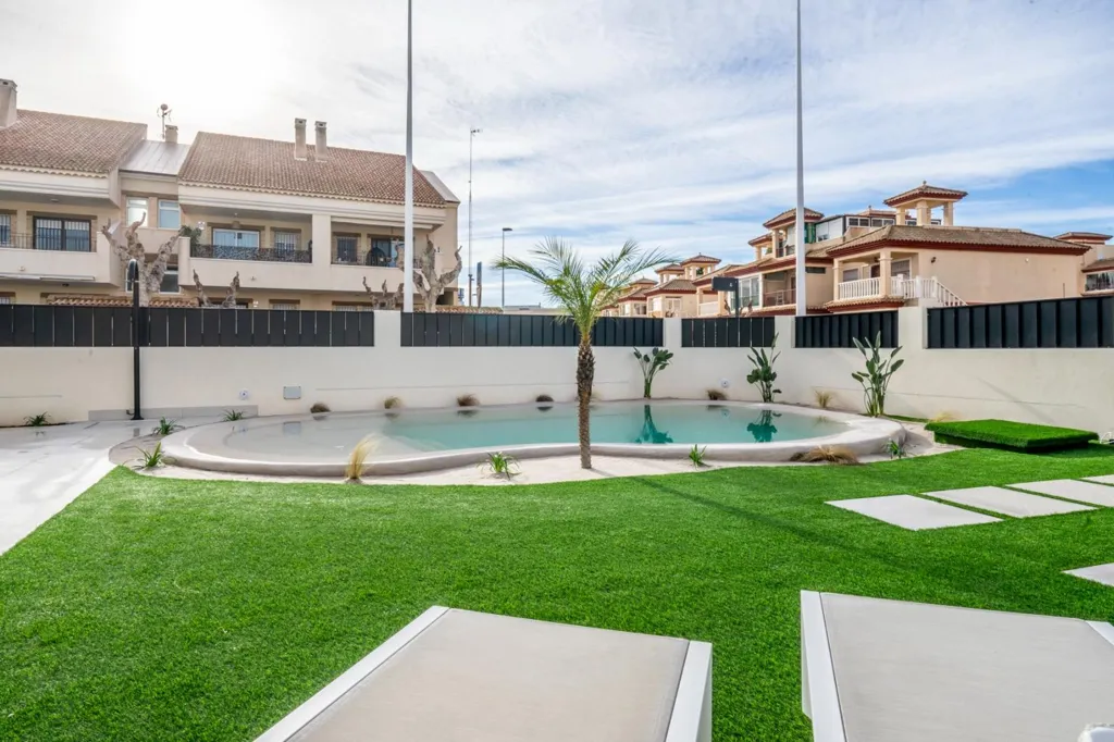 Piscina - Architectural Villa with Private Pool in Roldán