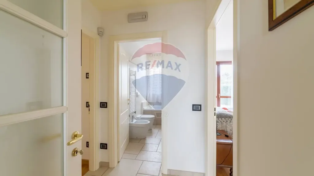 Hallway - Independent House with Private Garden in Ostra