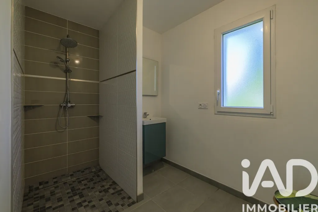 Salles de bain - Villa Contemporaine avec Terrain à Chamadelle