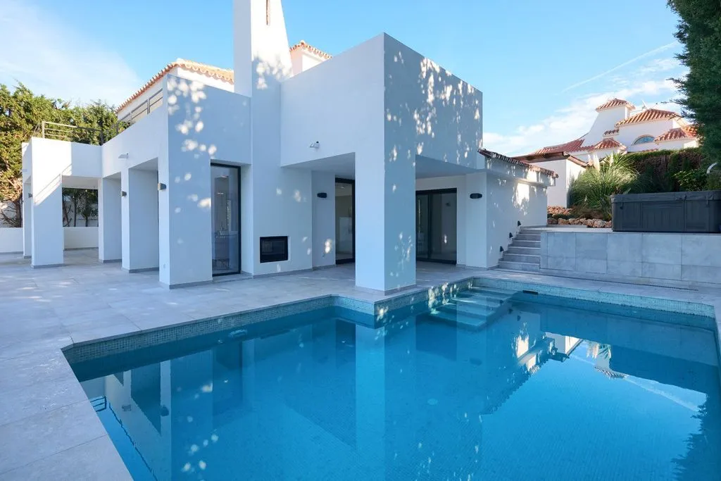 Piscine - Luxury Villa with Pool in Nueva Andalucía
