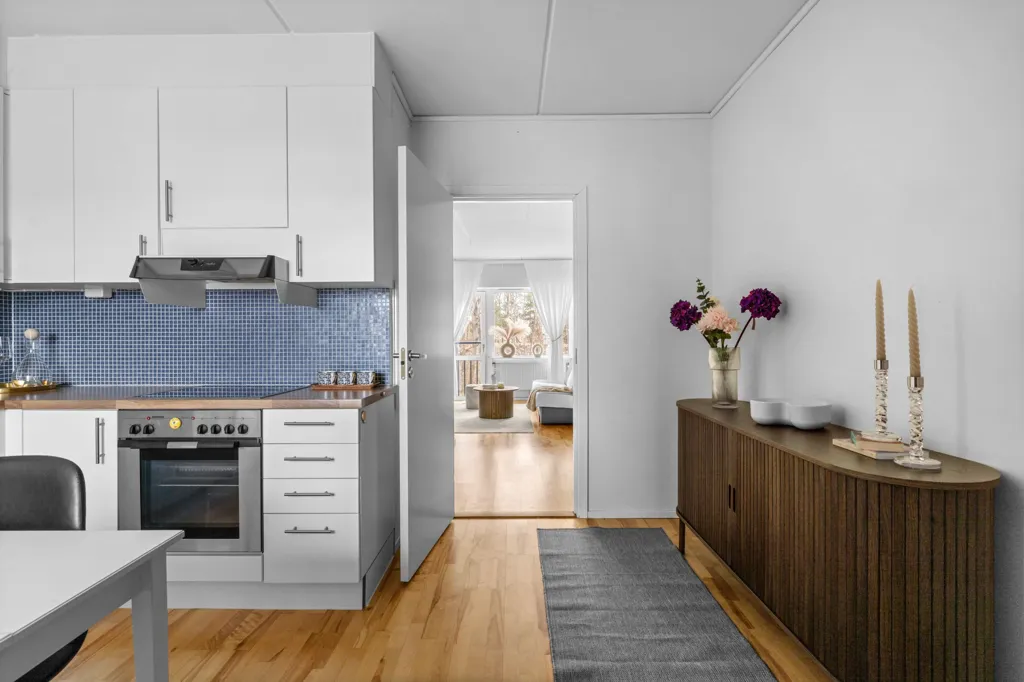 Köök - 1st Floor Flat with Balcony in Fruängen