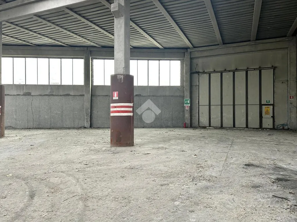 Garaaž - Industrial Warehouse with 1300 sqm in Cellatica