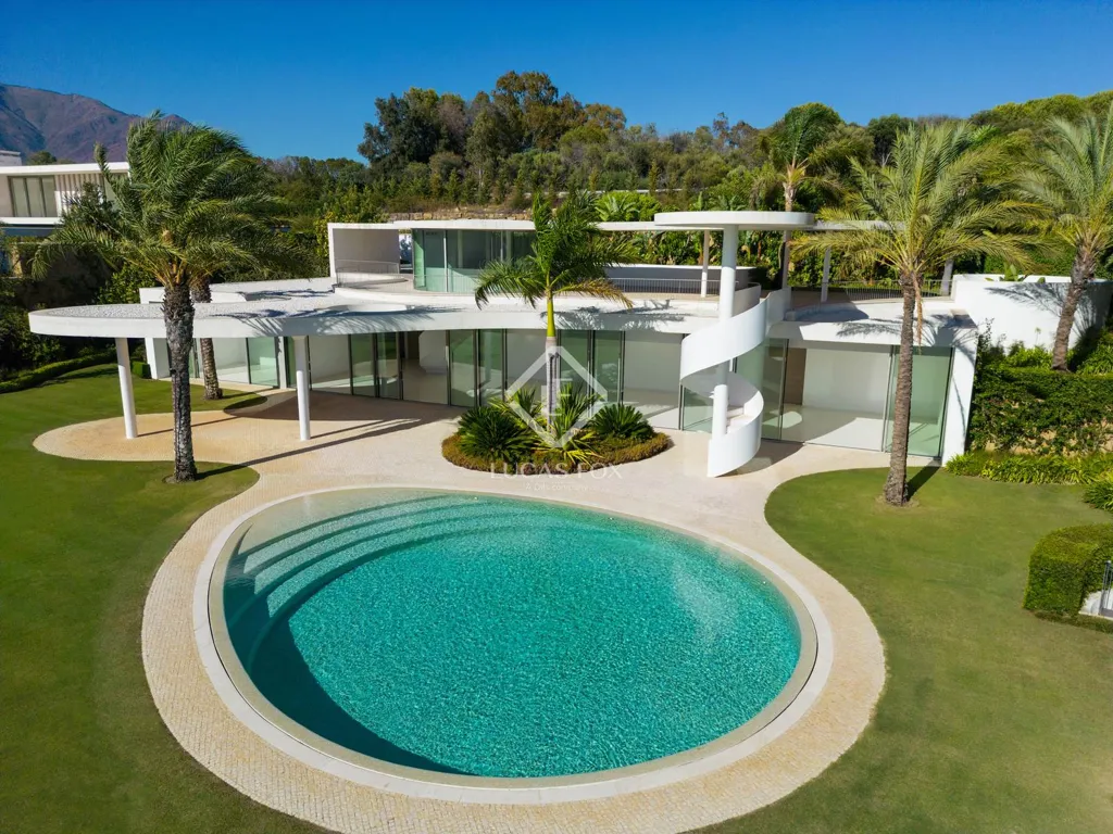 Piscina - Contemporary Villa with Pool in Estepona