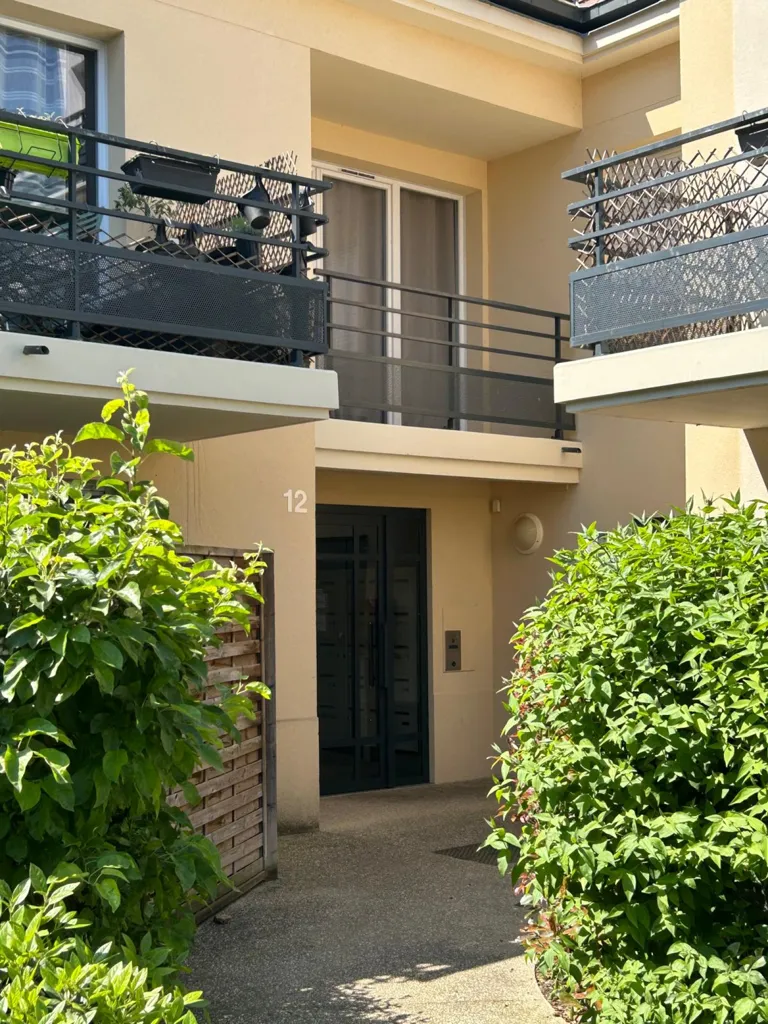 Balcon - Appartement avec terrasse et vue dégagée à Mennecy