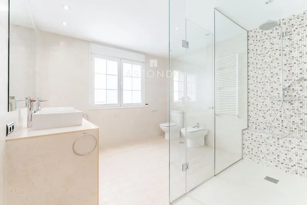 Salles de bain - Luxury Townhouse with Pool in Madrid