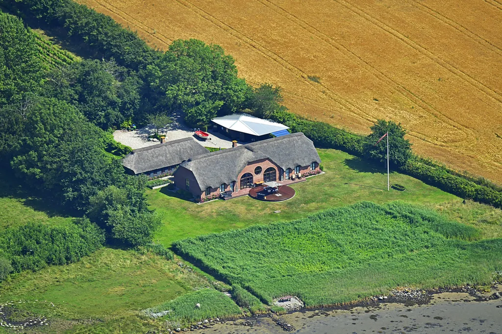 Vue aérienne - Historic Villa with Water View on Hjarnø