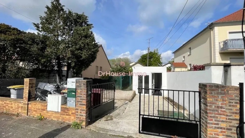 Extérieur - Maison avec Dépendance et Local à Chelles, Proche RER E