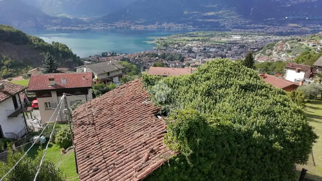 Aed - Rustic Property with Lake View in Pisogne